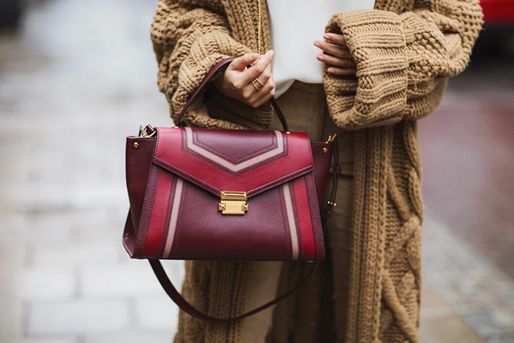 Här har Lisa valt att styla sin outfit med en Whitney satchel. Allt från<strong> <a href="https://www.michaelkors.eu/en_SE/michaelkorsxelle/_/N-12k2vs0?ecid=MKB_SE_En_ScandiLisaSweaterIntro_" target="_blank" rel="noopener">MICHAEL Michael Kors.</a></strong>