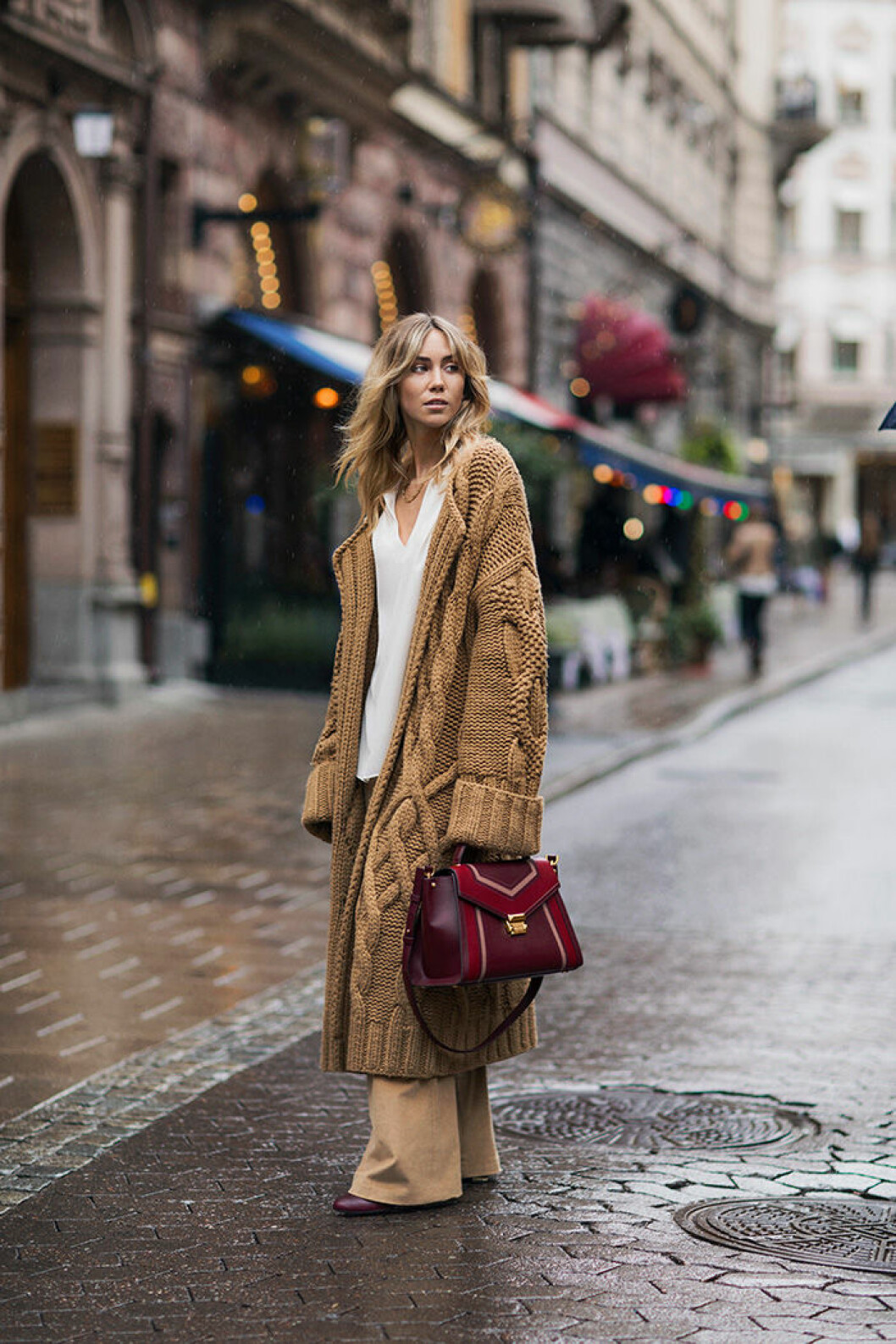 I sin Whitney Satchel kan Lisa packa ner allt hon behöver för en dag på jobbet. Här bär hon en oversized cardigan som kappa. Allt från<strong> <a href="https://www.michaelkors.eu/en_SE/michaelkorsxelle/_/N-12k2vs0?ecid=MKB_SE_En_ScandiLisaSweaterIntro_" target="_blank" rel="noopener">MICHAEL Michael Kors.</a></strong> Lisa Olsson Michael Kors