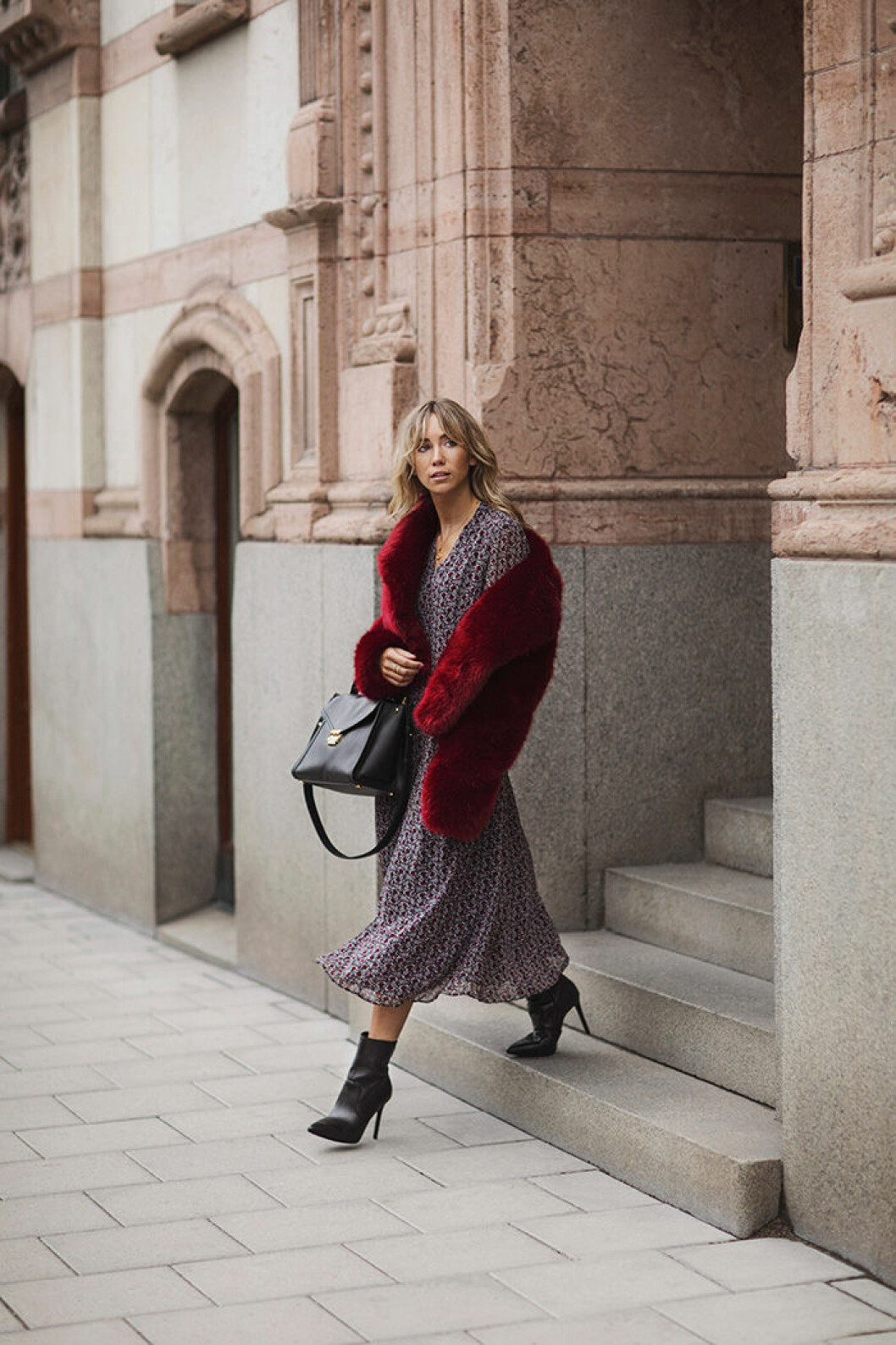 Lisa i chiffonklänning, jacka, skor och en svart Whitney Satchel<strong>. </strong>Allt från<strong><a href="https://www.michaelkors.eu/en_SE/michaelkorsxelle/_/N-12k2vs0?ecid=MKB_SE_En_ScandiLisaSweaterIntro_" target="_blank" rel="noopener"> MICHAEL Michael Kors</a>.</strong> Lisa Olsson i Michael Kors