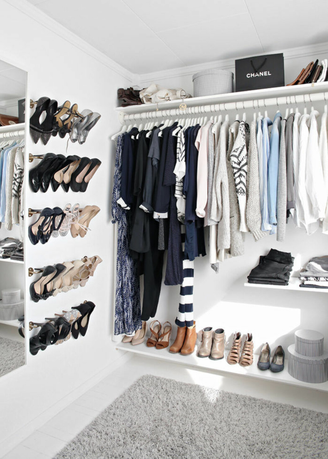 Foto: <a href="https://stylizimoblog.com/2014/06/12/what-to-wear/" target="_blank" rel="noopener">Nina Holst/Stylizimo</a> Öppen garderob, walk in closet med skor på väggfästen