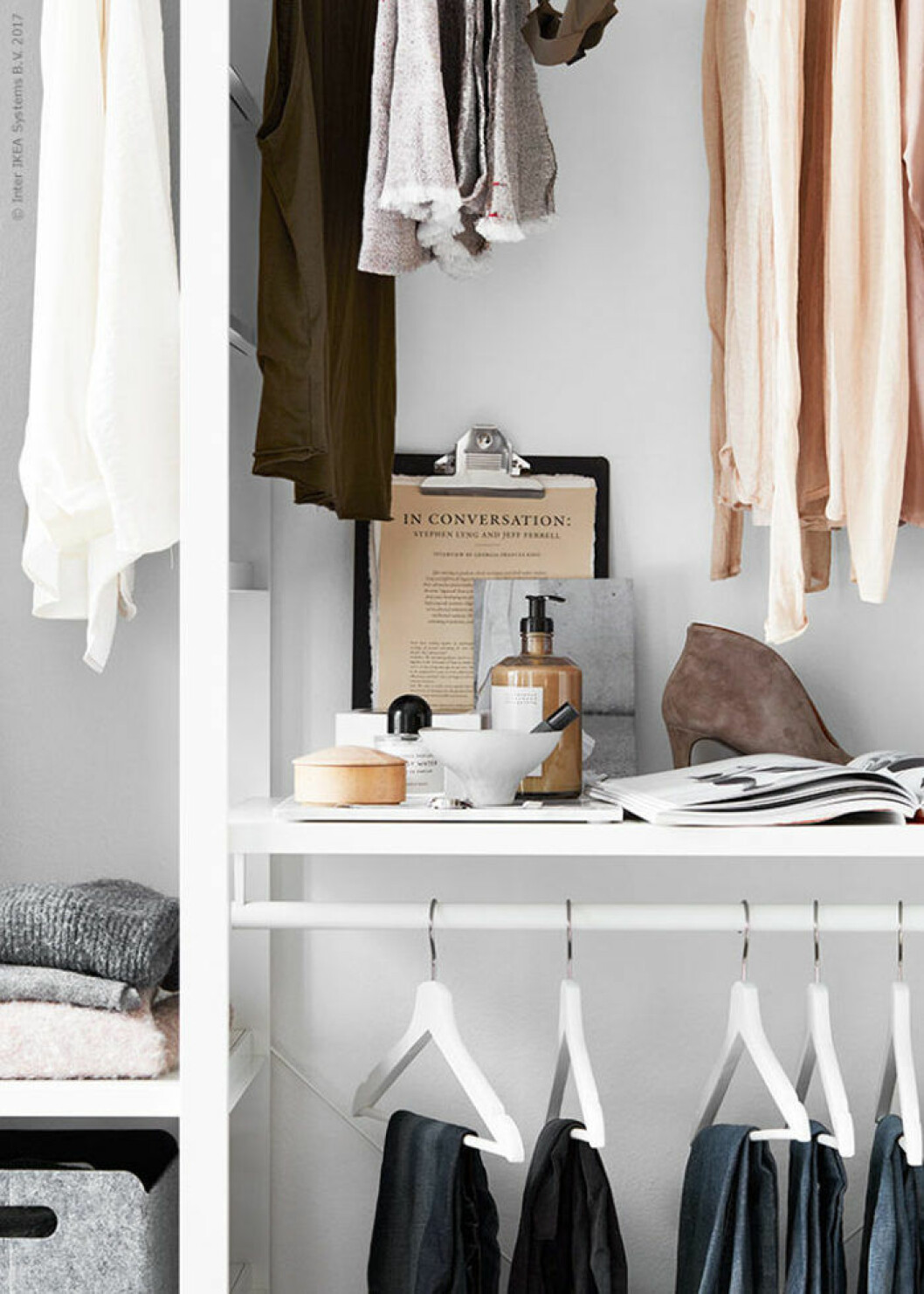 Foto: <a href="http://www.omarsson.se/" target="_blank" rel="noopener">Ragnar Ómarsson</a>/<a href="http://livethemma.ikea.se/organisera-mera-med-elvarli/" target="_blank" rel="noopener">Ikea Livet Hemma</a> Styling: <a href="https://www.instagram.com/pellahedeby/" target="_blank" rel="noopener">Pella Hedeby</a> Garderobsdetaljer