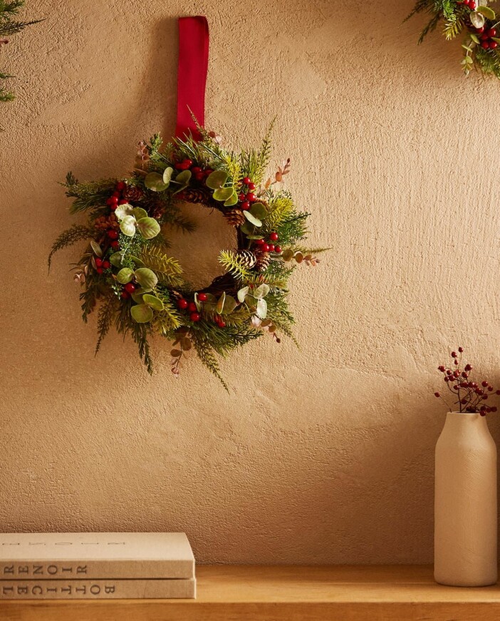 Dekorera kransen själv eller köp en färdig, den här kommer från Zara Home. Foto: Zara Home liten julkrans i grönt och rött från zara home