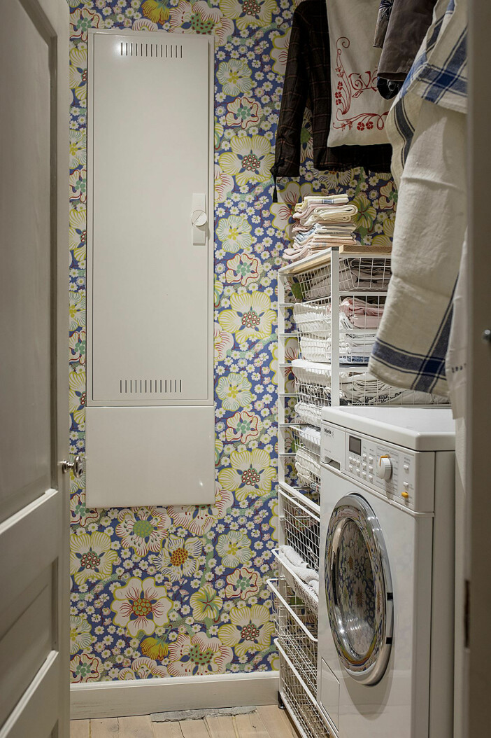 Tvättstugan med tapeten <em>Eldblomman</em> av Josef Frank. liten snygg tvättstuga med tapet av josef frank