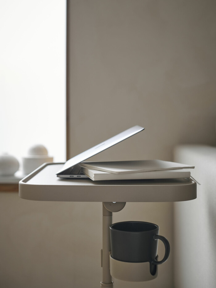 Bordet går att gömma undan, är lätt att flytta runt och ryms till och med i de minsta hemmen. Det har dessutom plats för kaffekoppen! litet bord för hemmakontor