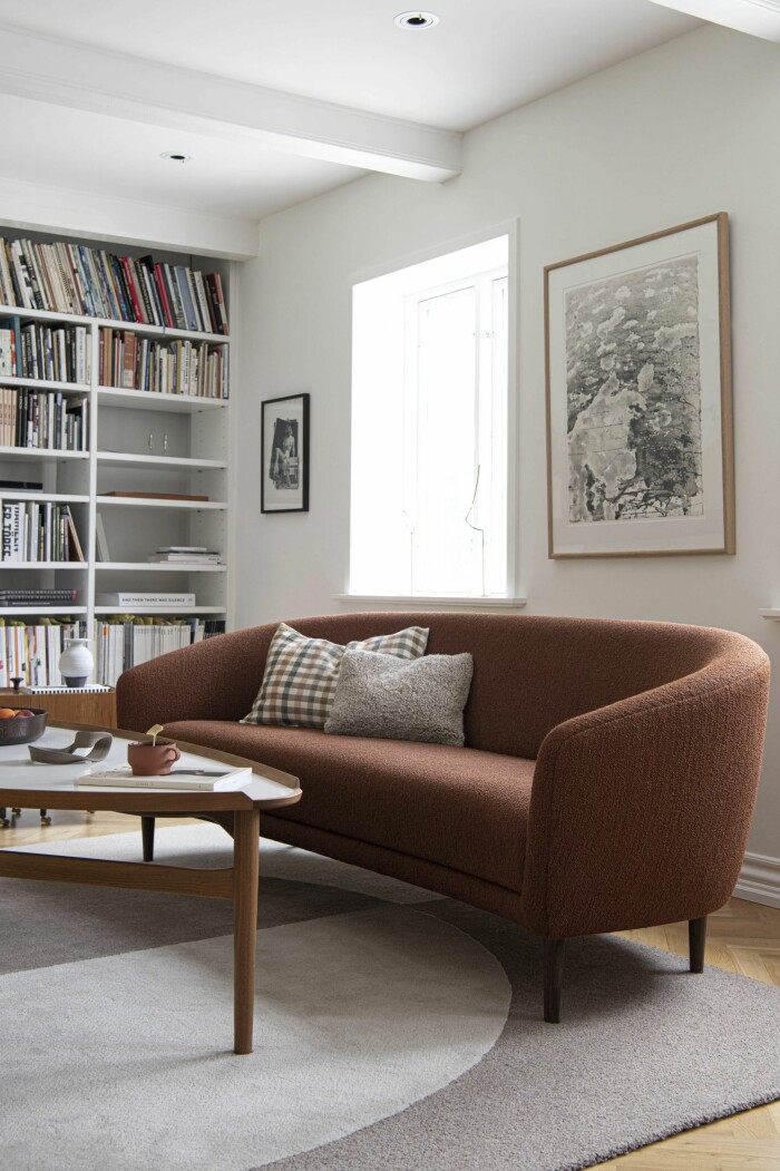 En designikons återkomst. Soffan <span class=" italic" data-lab-italic_desktop="italic">Little Mother</span> från House of Finn Juhl. little mother soffa från danska house of finn juhl