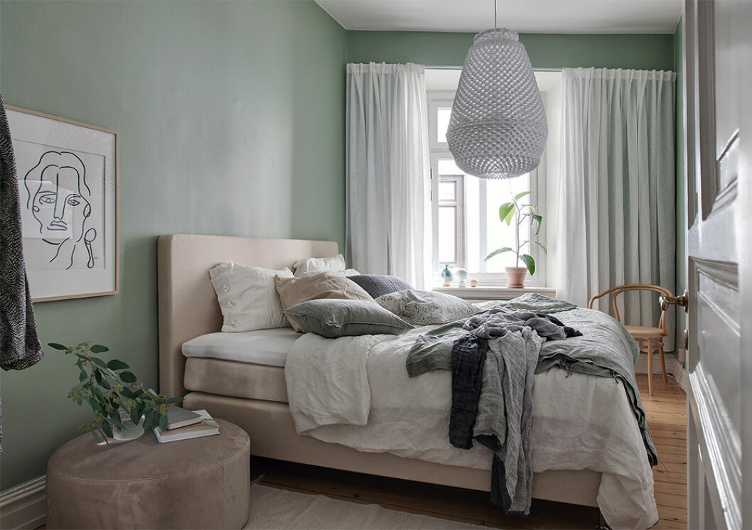 Gröna väggar ger en naturnära känsla i hemmet. Foto: Fredrik J Karlsson Styling: Emma Fischer för <a href="https://www.instagram.com/alvhem/?hl=sv" target="_blank" rel="noopener">Alvhem</a>/mäklare: Anna-Kajsa Nylander Sovrum med ljusgröna väggar