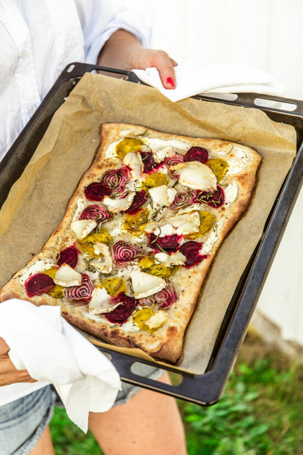 Ljus pizza med betor och chèvre. Ljus pizza med betor och chèvre.