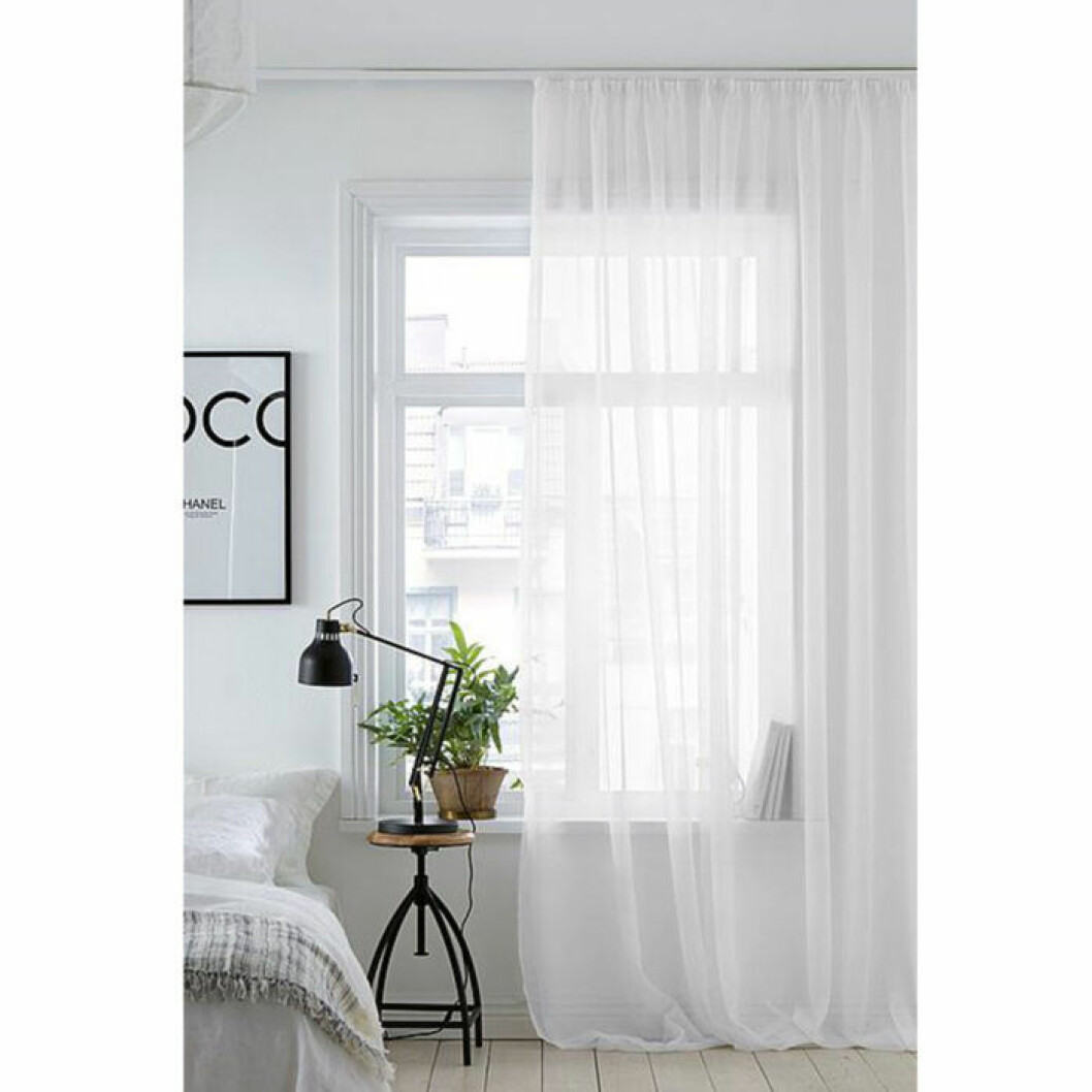 Vita veckbandslängder från Ellos Home. <a href="http://www.awin1.com/cread.php?awinaffid=439039&awinmid=8905&clickref=gardiner&p=https%3A%2F%2Fwww.ellos.se%2Fellos-home%2Fveckbandslangd-celia-2-pack%2F1066037-01" target="_blank" rel="noopener">Här kan du läsa mer och köpa dem</a>. Ljusa vita gardiner