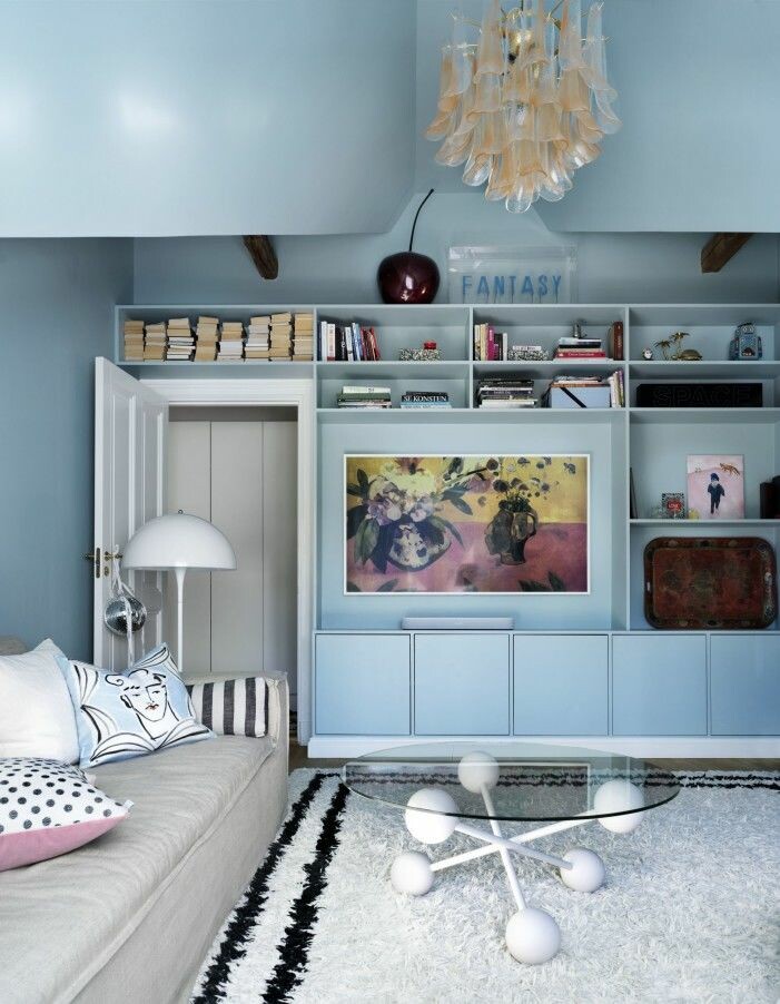 Inspireras av vackra ljusblåa toner <a target="_blank" href="https://www.elle.se/decoration/kika-in-hemma-hos-melimeli-grundaren-amelia-widell/6968805">hemma hos Melimeli-grundaren Amelia Widell</a>. Foto: Stellan Herner. Ljusblått vardagsrum hemma hos Amelia Widell