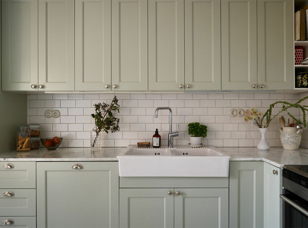 Ljusgröna luckor från Picky Living ger köket en tidstypisk känsla i modern tappning. Foto: Fredric Boukari Styling: Karin Ahlqvist för <a href="https://www.instagram.com/historiskahem/?hl=sv" target="_blank" rel="noopener">Historiska hem</a>/mäklare: Björn Schumacher Ljusgrönt vackert kök på Södermalm