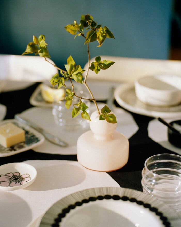 Skapa känslan av solljus och värme, om så bara i komprimerad form, med en färgstark vas i gul nyans. Foto: Marimekko. Ljusgula toner är trendiga att inreda med 2021