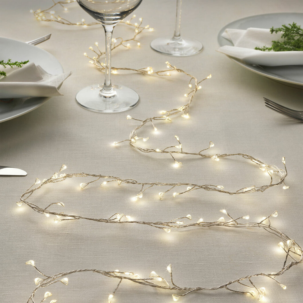 Ljusslinga från Ikea på festligt dukat bord