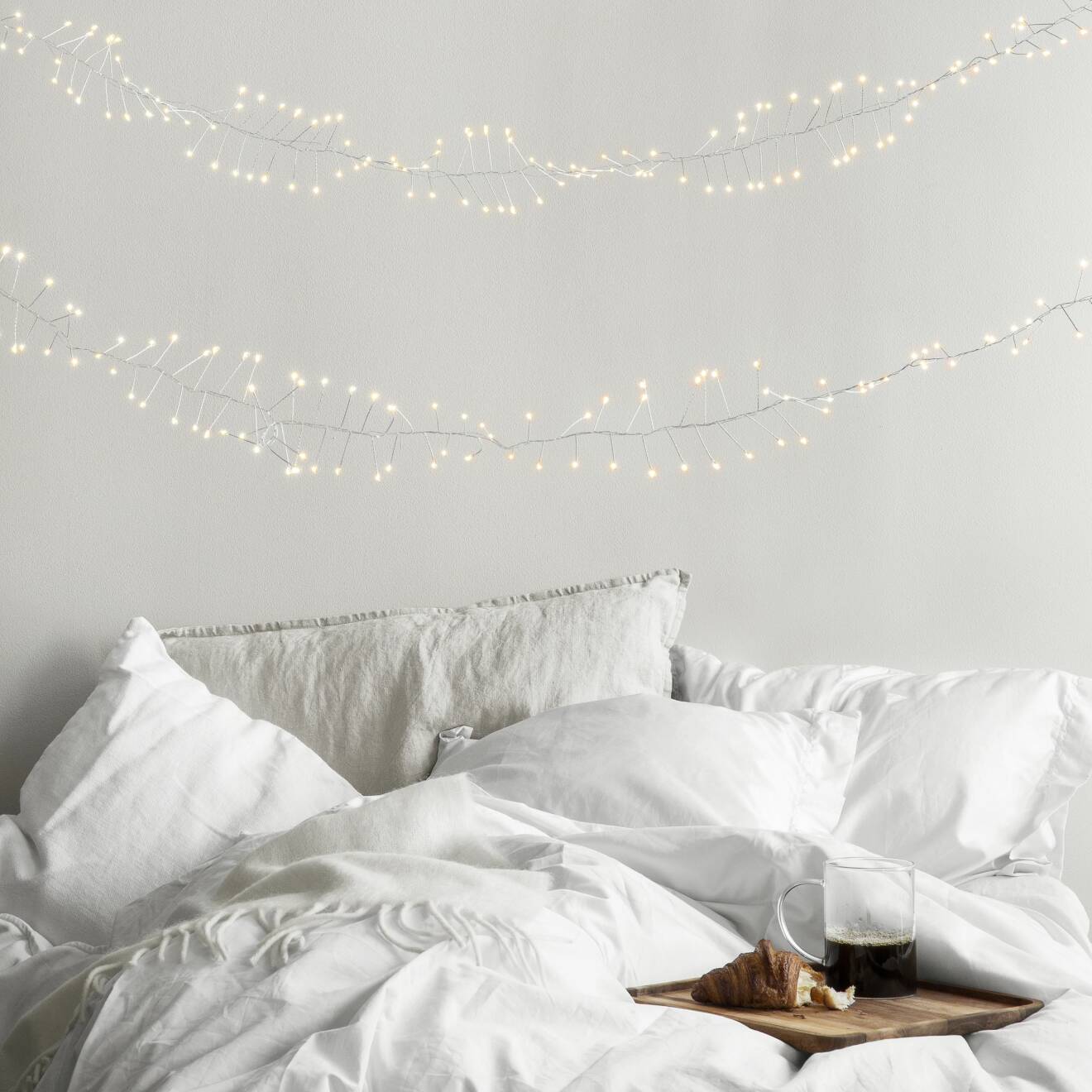 sovrum med ljusslingor och julstämning