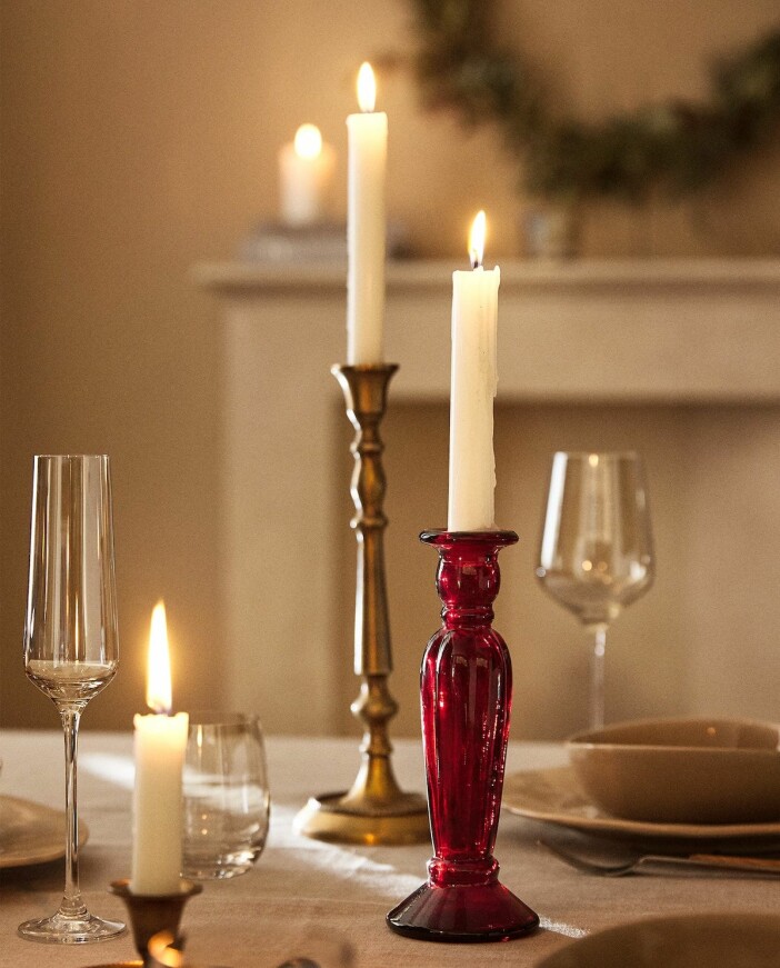 Skapa mysig julkänsla med levande ljus på bordet. Foto: Zara Home ljusstakar och ljus på julbordet