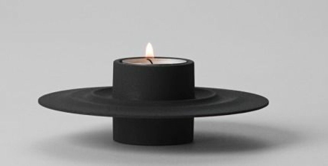 Ljusstaken <em>Flip</em> passar värmeljus på ena sidan och vanliga ljus på den andra, design Lena Bergström, 389 kr, Design House Stockholm. ljusstake-flip