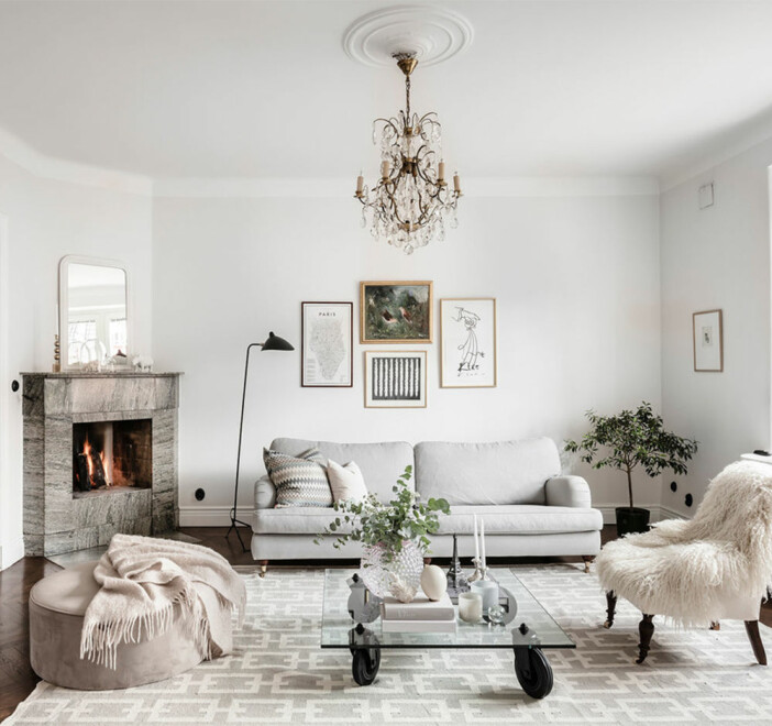 Foto: Anders Bergstedt för <a target="_blank" href="https://www.instagram.com/entrancemakleri/?hl=sv">Entrance mäkleri</a>/mäklare: Erika Bergholm ljust vardagsrum med soffbord i glas och sittpuff i beige