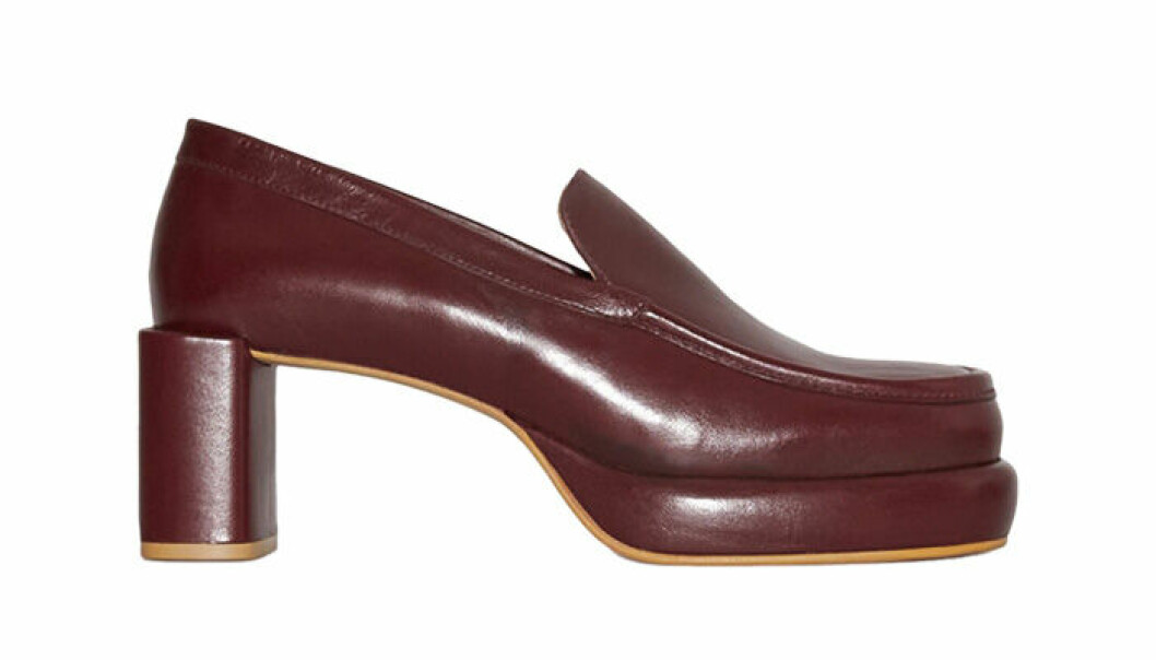 vinröda loafers gjorda i läder med extra hög klack från Cos