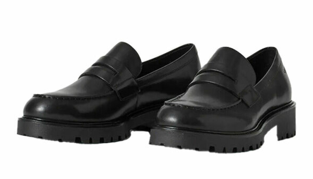 svarta pennyloafers med tjock sula och rem i läder på ovansidan från Vagabond