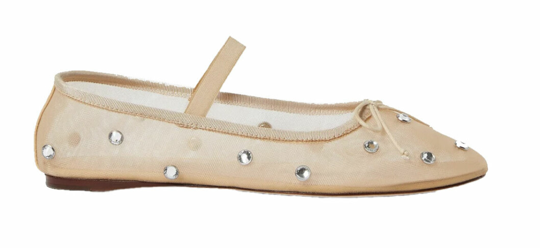 Beige ballerinasko från Loeffler Randall med strasspärlor.