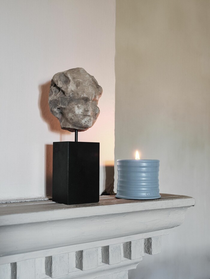 Maxa myset i höst med klassiska och lyxiga doftljus. Denna kommer från Loewe och finns <a target="_blank" href="https://www.loewe.com/eur/en/women/home/scented-candles">här</a>. Doftljus i ljusblåttt från Loewe.