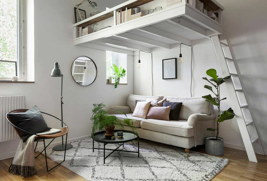 Foto: <a href="http://ingvarhult.squarespace.com/" target="_blank" rel="noopener">Ingvar Hult</a> Styling: <a href="https://www.instagram.com/rydstromskan/?hl=sv" target="_blank" rel="noopener">Angelica Rydström</a> för <a href="https://www.instagram.com/bosthlm_realestate/?hl=sv" target="_blank" rel="noopener">Bosthlm</a>/mäklare: Cecilia Heikkilä Loftsäng ger rum för annat i den lilla ettan