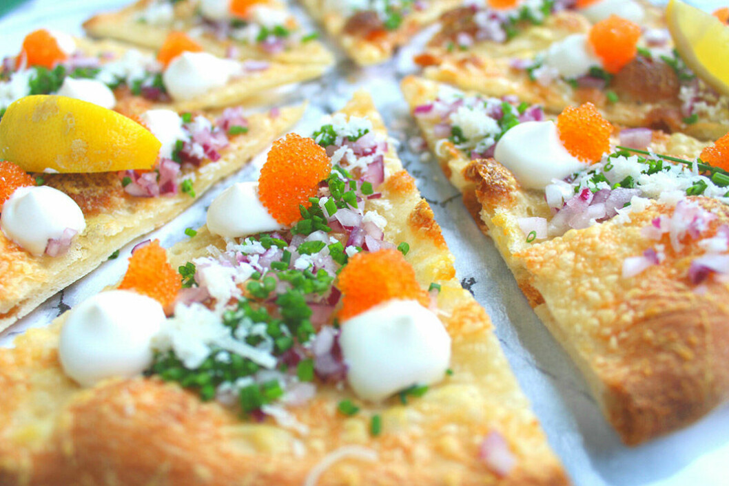 Löjromspizza med creme fraiche.
