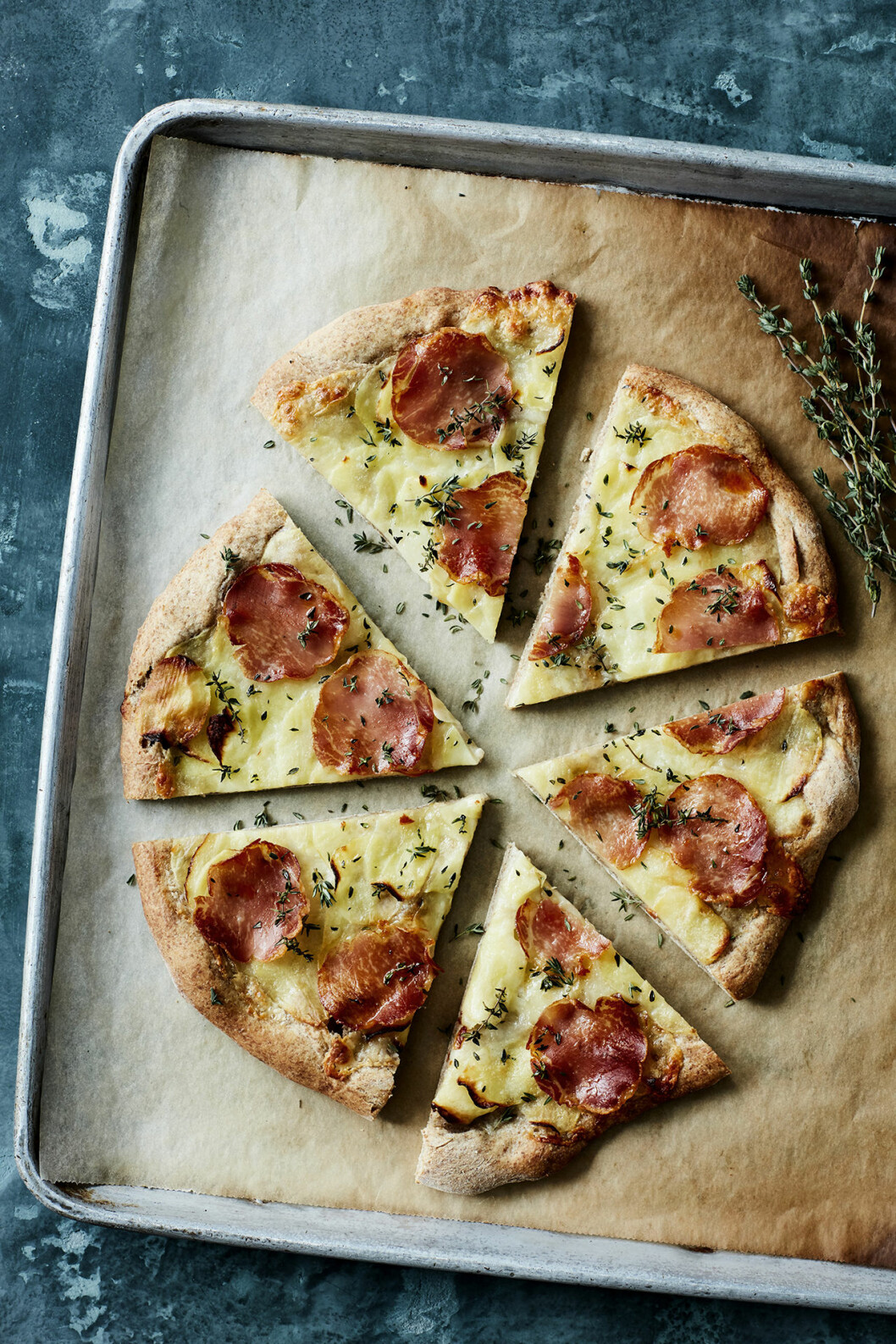 Rågpizza med potatis och lomo. Recept pizza med lomoskinka.