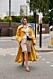 Streetstyle från London Fashion Week, gul oversized kappa