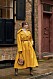 Streetstyle från London Fashion week, gul trenchcoat.