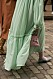 Streetstyle från London Fashion week, grön klänning och rosa väska.