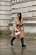 Streetstyle från London Fashion week, rosa oversized jacka.