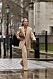 Streetstyle från London Fashion week, kostymlook i beige.