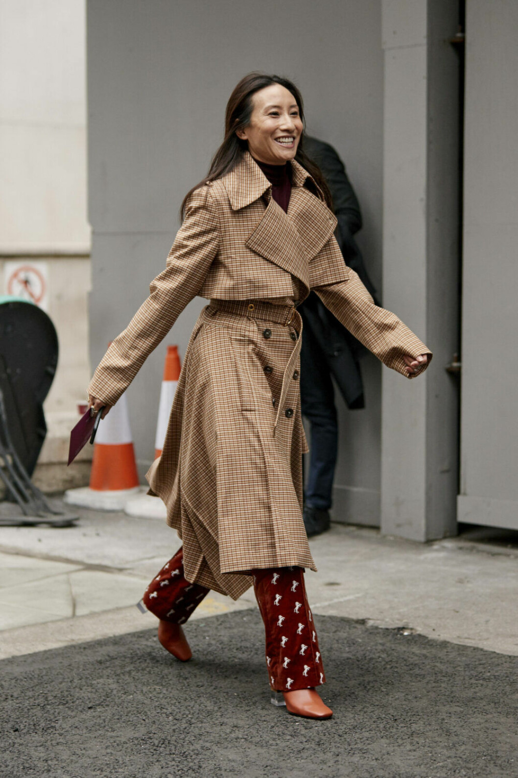 Streetstyle London Fashion Week, rutig trenchkappa.