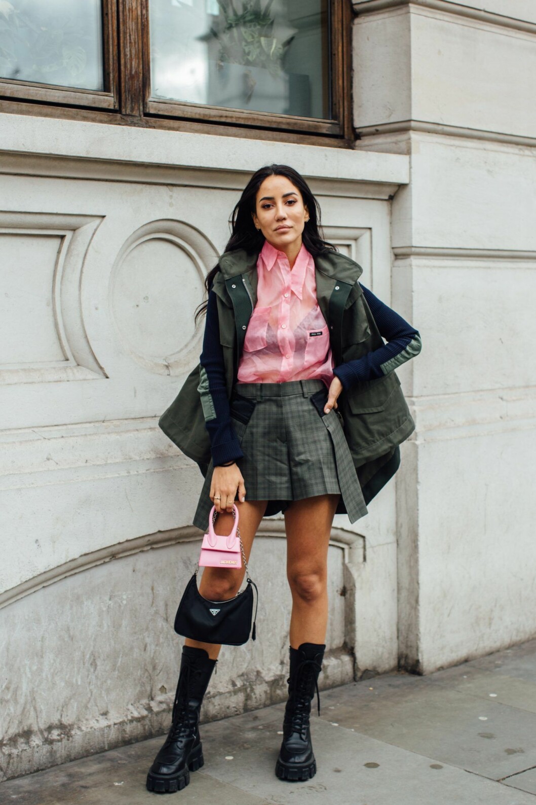 Streetstyle från London Fashion week, Tamara Kalinic i rosa skjorta.