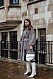 Streetstyle från London Fashion week, grå look med väska från Dior.