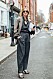 Streetstyle från London Fashion week, Lisa Aiken i grå look.