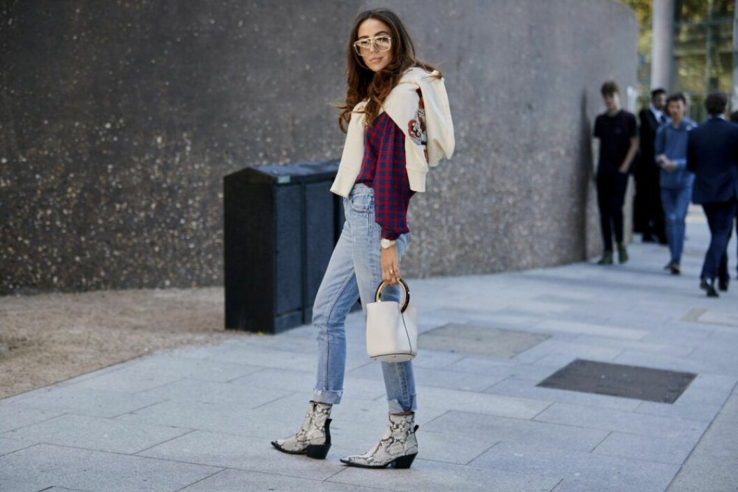 Tamara Kalinic stylar jeans med en mönstermix av två olika mönster. 