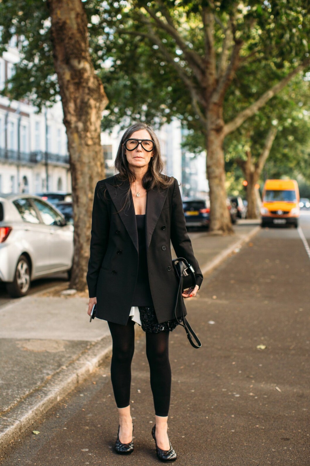 Vid det här laget vet vi alla att leggings-byxan passar perfekt tillsammans med en krispig boyfriendskjorta, storstickad tröja eller en oversized kavaj. Streetstyle london fashion week.