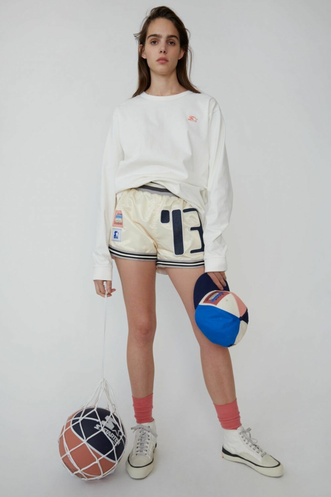Vit tröja och sportshorts från Acne Studios x Starter.