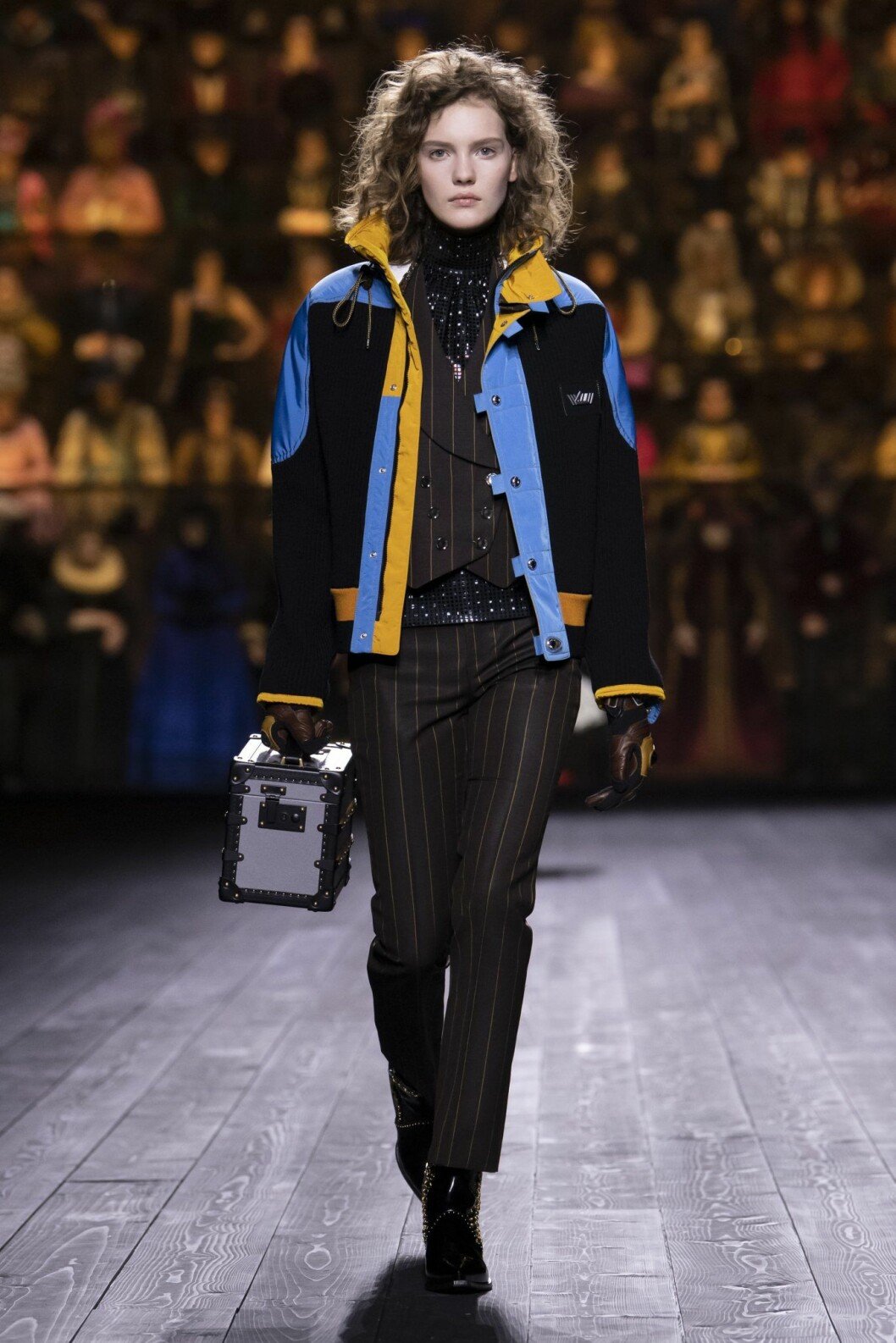 Jacka med blå och orange detaljer Louis Vuitton AW20.
