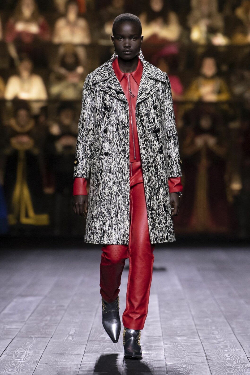 Röd läderlook Louis Vuitton AW20.