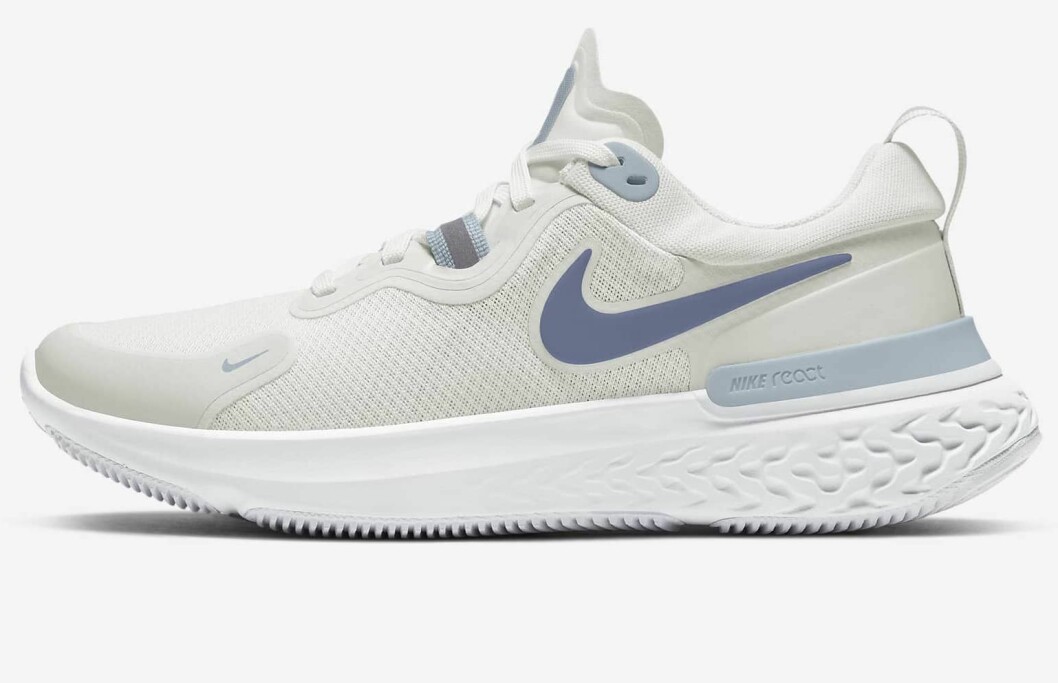 Löparskor i beige, blått och grått från Nike.