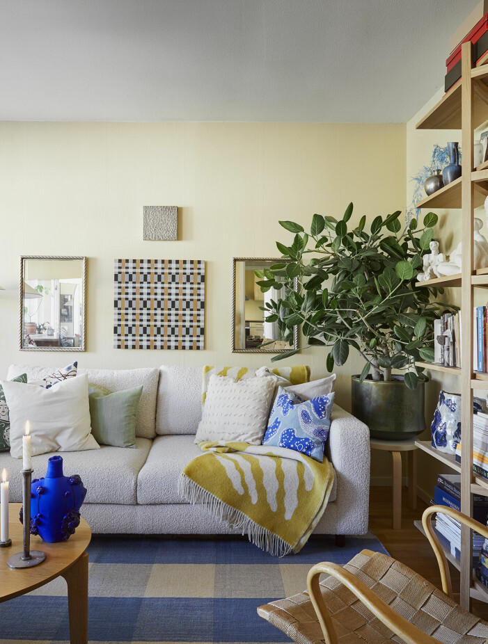 Ovanför soffan från The Sofa Company hänger två auktionsfyndade speglar som tidigare hängt i skådespelaren Anita Lindbloms badrum. Speglarna i vardagsrummet har tidigare hängt i skådespelaren Anita Lindbloms badrum