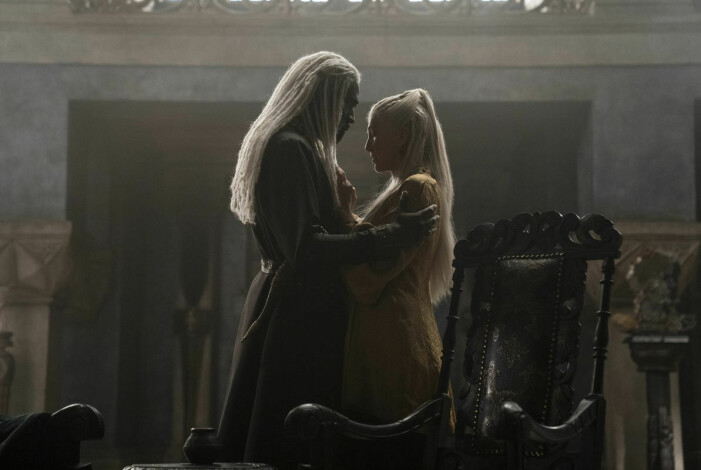 Steve Toussaint spelar Lord Corlys Velaryon, även kallad The Sea Snake. På bild även Eve Best i rollen som Rhaenys Targaryen. STEVE TOUSSAINT SOM LORD CORLYS VELARYON och eve best som Rhaenys Targaryen
