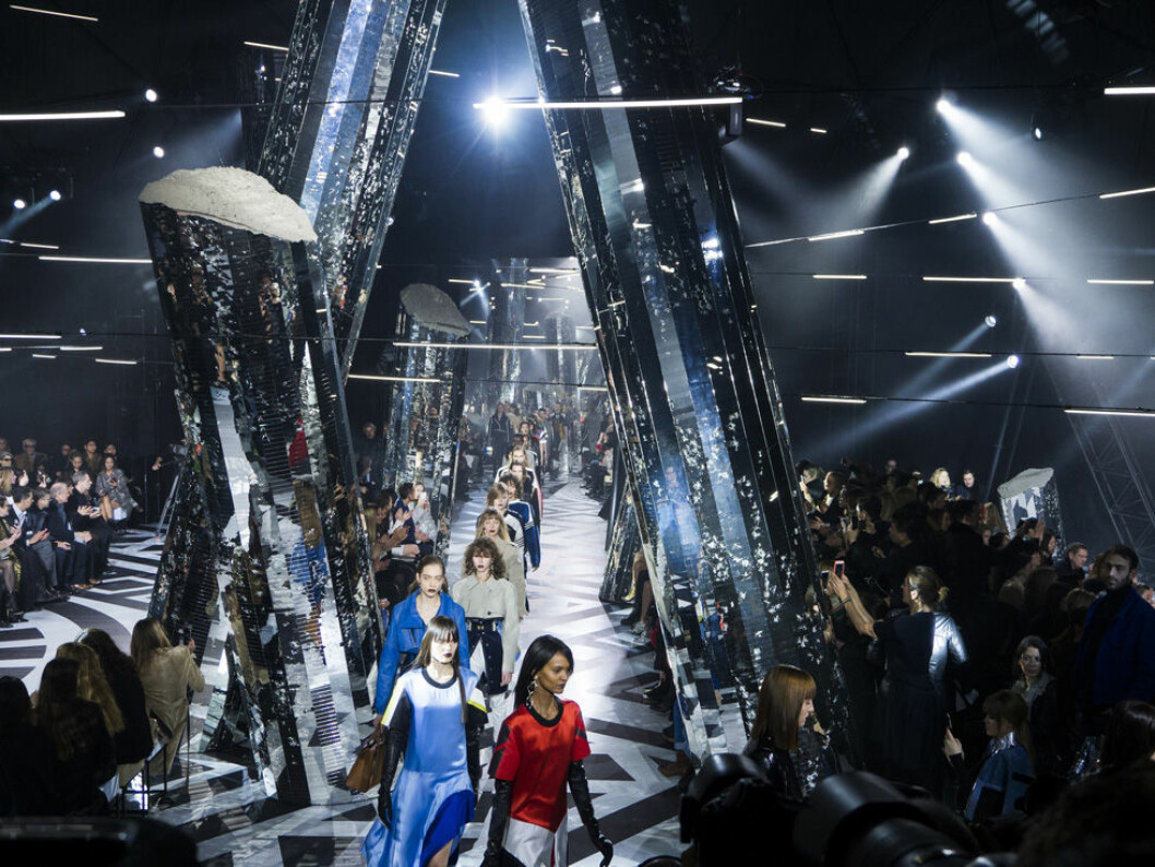 Ett tydligt rymd- och scifi-tema på 2016 års höstkollektion som visades på Fondation Louis Vuitton i Paris. Louis Vuitton catwalk fw 16