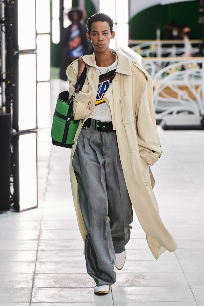 Louis Vuitton. Louis Vuittons vida byxor är en trend i vårmodet 2021