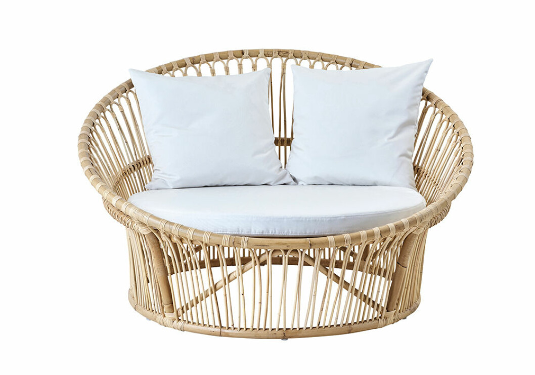 ”Loveseat-soffan och den sköna fåtöljen. Jag tror vi kommer skapa fler rum för avkoppling än uppvisning”, spår Elsa Billgren om it-detaljerna i hemmet. Loveseat i rotting från Sika Design. Loveseat fåtölj från Sika Design