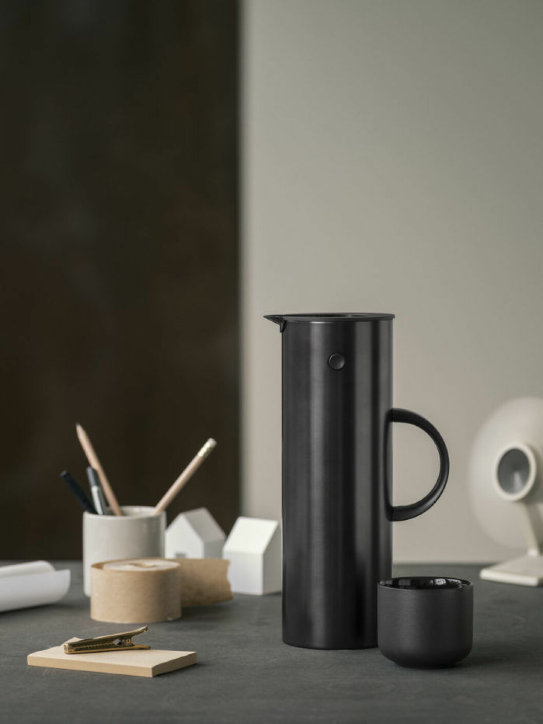Klassiskt stål åter på omtyckta EM77 termoskanna från <a href="https://www.stelton.com/en/?marketSelector=%7BC2CDE5A7-455F-4E29-A986-96B0E4B76FAF%7D" target="_blank" rel="noopener">Stelton</a>, formgiven av Erik Magnussen 1977. Finns i mattsvart metall (se bilden), mörkbrunt och mörkblått.