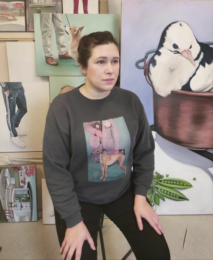 Lydia Blakeley bär tröja från Acne Studios med ett av sina verk på.