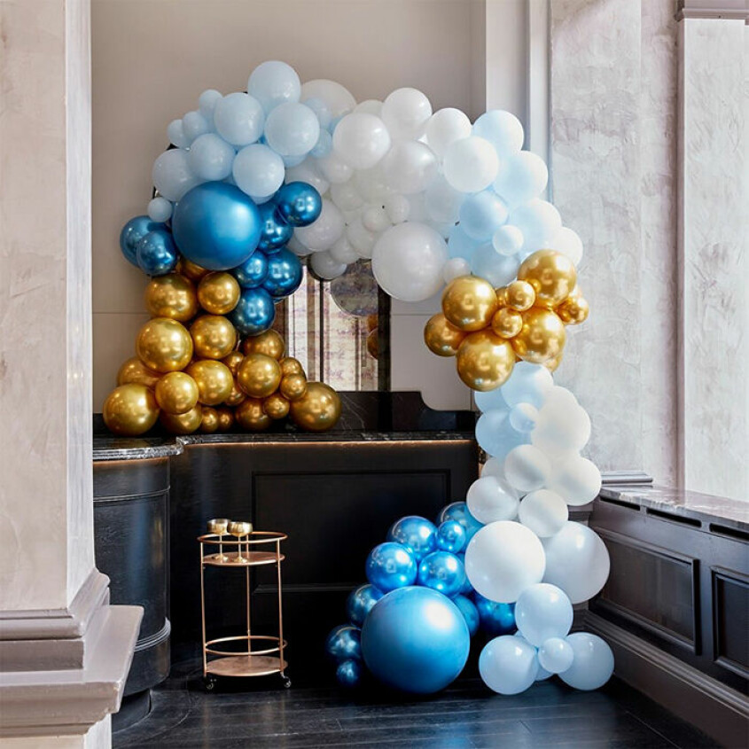 Lyxig ballongbåge i toner av vitt, blått och guld. <a target="_blank" rel="nofollow" href="https://myperfectday.sjv.io/c/2867640/1210193/15051?subId1=EL-lfs—ballongbage-lyx-&u=https%3A%2F%2Fwww.myperfectday.se%2Falla-produkter%2Fballonger%2Fballongbagar%2Fballongbage-lyx-bla-vit-guldchrome%2F">Klicka på bilden för att komma direkt till produkten</a>. Lyxig ballongbåge i toner av vitt, blått och guld